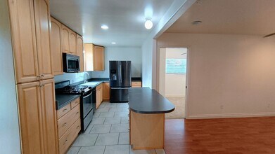 8806 Madison Ave in La Mesa, CA - Building Photo - Building Photo