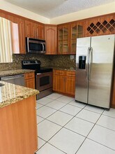 335 NW 152nd Ln in Pembroke Pines, FL - Foto de edificio - Building Photo