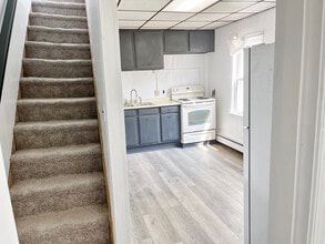 10 E Carroll St in St. Clair, PA - Building Photo - Building Photo