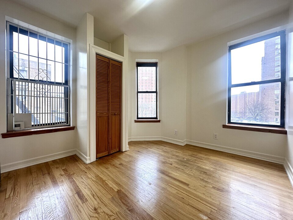 122 La Salle St, Unit 9 in New York, NY - Building Photo