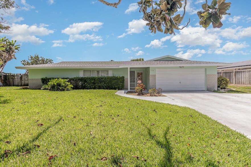 140 Teresa Ln in Merritt Island, FL - Building Photo