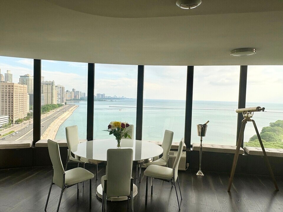 505 N Jean Baptiste Pointe du Sable Lake Shore Dr in Chicago, IL - Building Photo