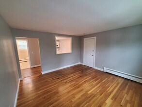 433 Sea St, Unit 5 in Quincy, MA - Building Photo - Building Photo