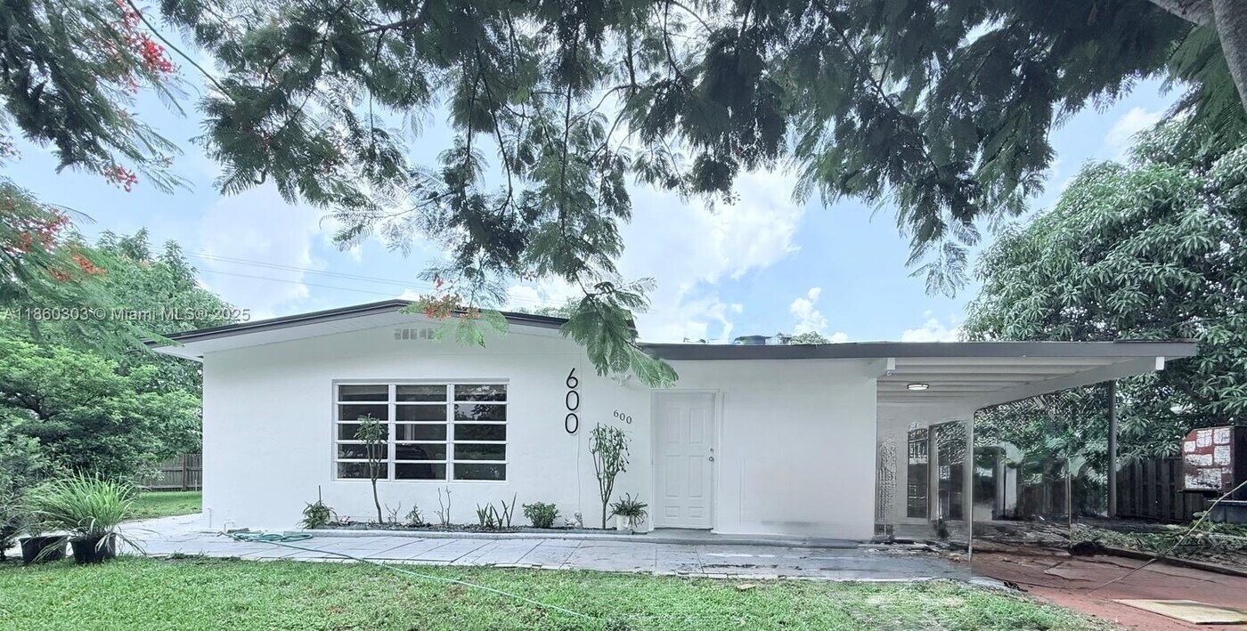 600 NE 44th St in Pompano Beach, FL - Building Photo