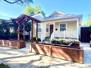 2433 Castro Way in Sacramento, CA - Building Photo - Building Photo
