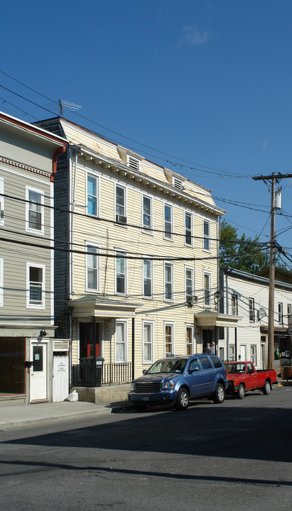 27 N Fifth St in Hudson, NY - Building Photo