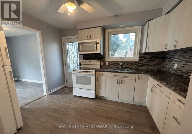 511 Harris Ct in Whitby, ON - Building Photo - Building Photo