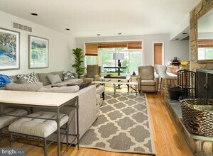 880 Roscommon Rd in Bryn Mawr, PA - Building Photo - Building Photo
