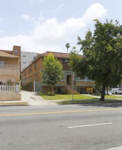 356 S Wilton Pl in Los Angeles, CA - Foto de edificio - Building Photo