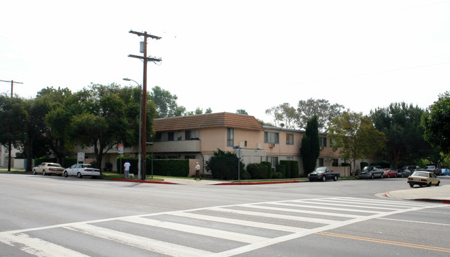 13850 Victory Blvd in Van Nuys, CA - Building Photo - Building Photo