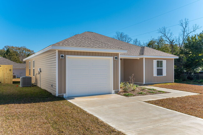 695 S 11th St in Defuniak Springs, FL - Building Photo - Building Photo