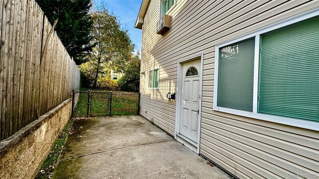 2 Alex Ln in Glen Cove, NY - Building Photo - Building Photo