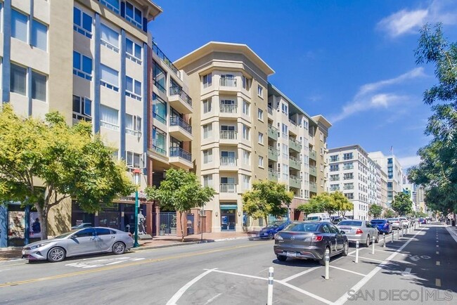 330 J St in San Diego, CA - Foto de edificio - Building Photo