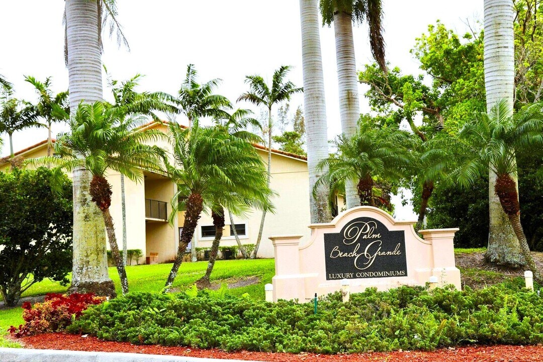 1513 Lake Crystal Dr in West Palm Beach, FL - Building Photo