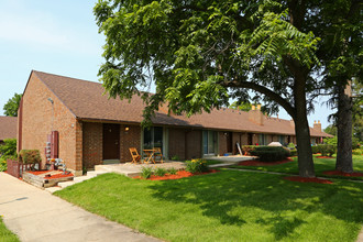 Crystal Lake Apartments in Crystal Lake, IL - Building Photo - Building Photo