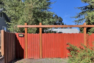 2765 E 18th Ave in Eugene, OR - Foto de edificio - Building Photo