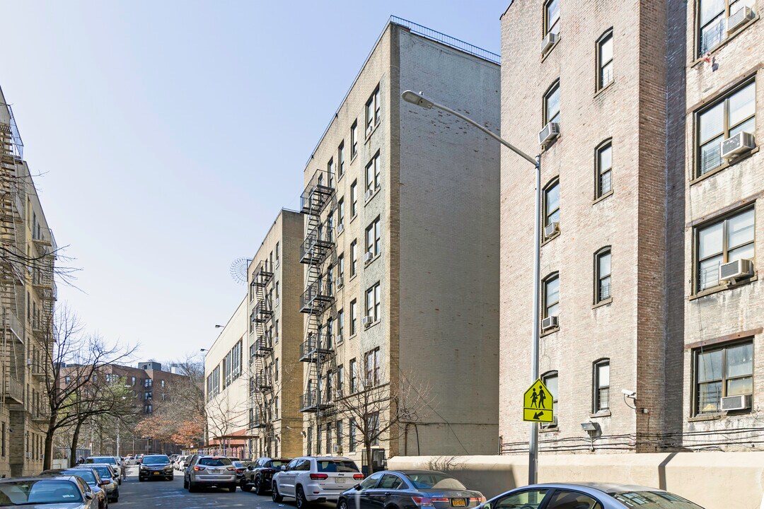 609-615 W 196th St in New York, NY - Building Photo