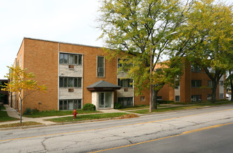 High Ridge Apartments in Wilmette, IL - Building Photo - Building Photo