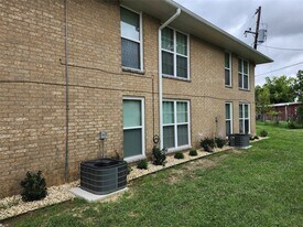 306 W Avenue D in Rosebud, TX - Building Photo