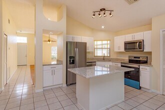 1614 Sand Key Cir in Oviedo, FL - Foto de edificio - Building Photo