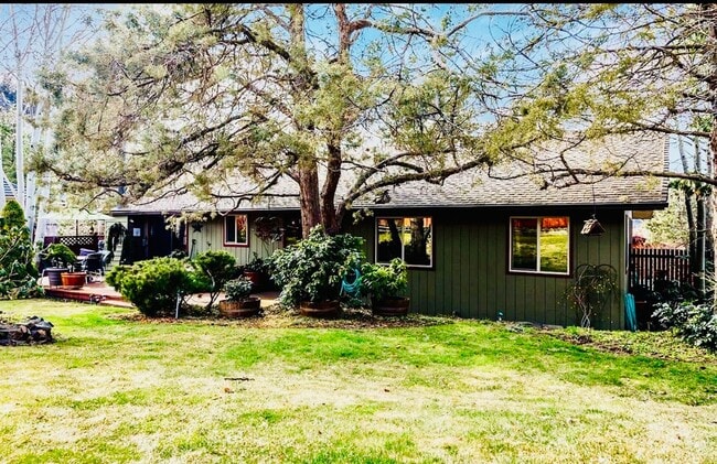 1241 Vista Way in Klamath Falls, OR - Building Photo - Building Photo