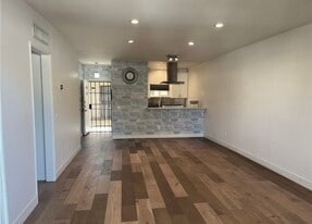 6255 Woodman Ave, Unit 203 in Van Nuys, CA - Building Photo