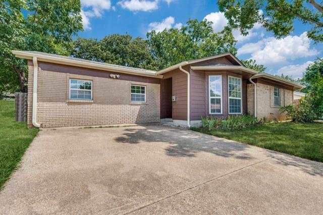 1717 England Rd in Arlington, TX - Building Photo