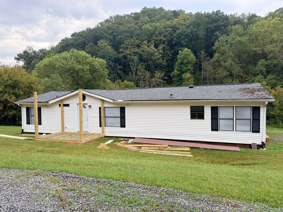 634 Roddy Branch Rd in Rockford, TN - Building Photo
