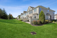 44 Clifford Cir in Franklin Township, NJ - Foto de edificio - Building Photo