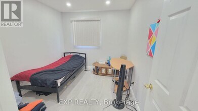 22 Engel Crescent in Barrie, ON - Building Photo - Building Photo