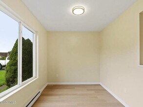 19 Harvest Way, Unit B in Waterford, NY - Foto de edificio - Building Photo