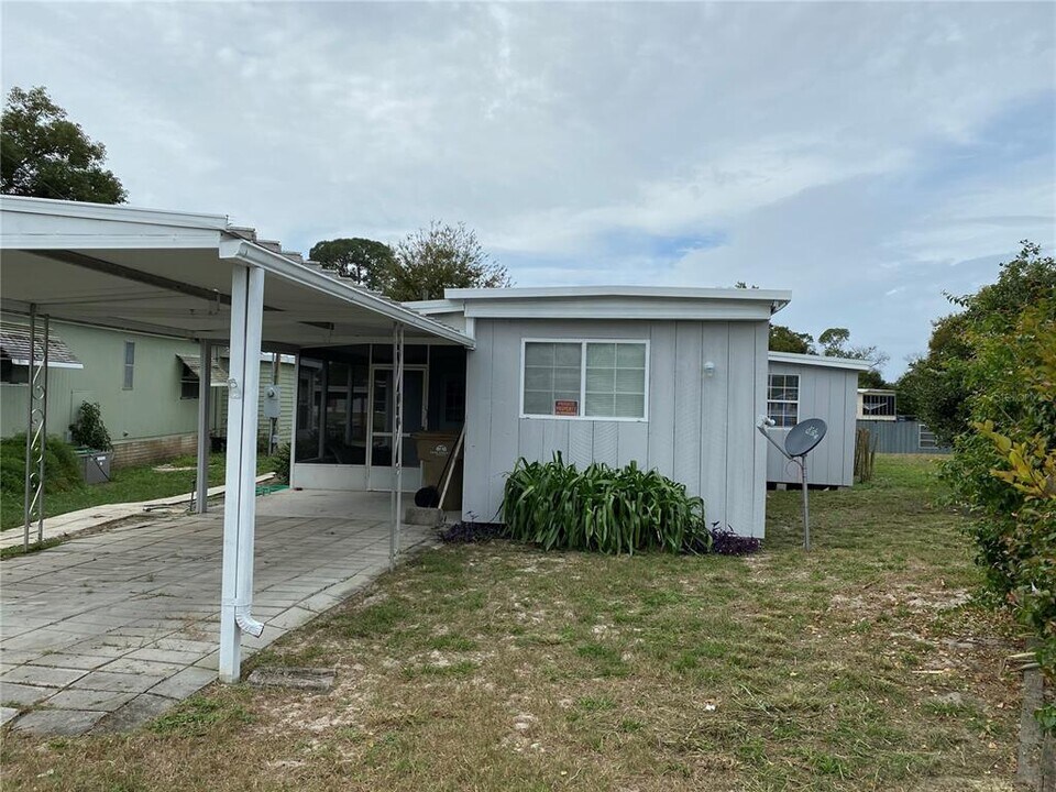 26143 Rose Ln in Astatula, FL - Building Photo