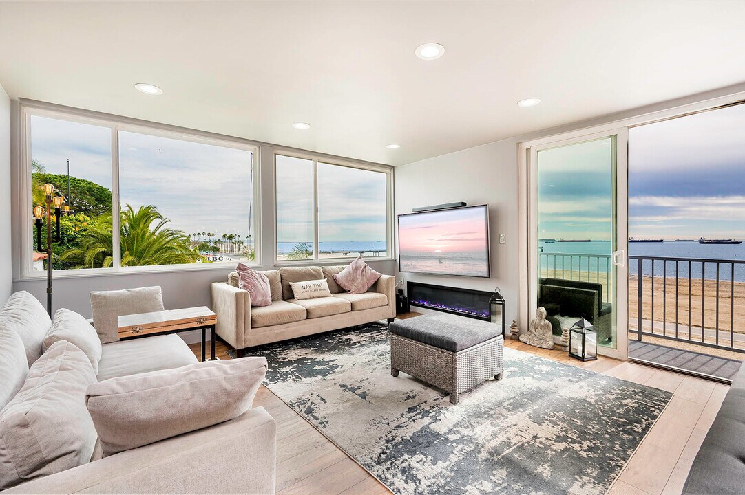 16 S 36th Pl in Long Beach, CA - Building Photo