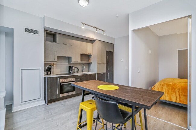 208 Adelaide St W in Toronto, ON - Building Photo - Building Photo