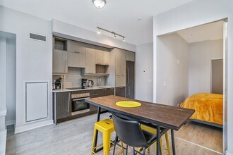 255 Queen St W in Toronto, ON - Building Photo - Building Photo