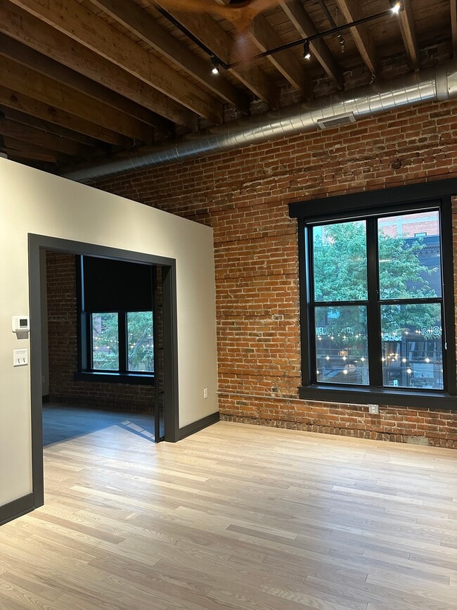 124 W 3rd St, Unit Downtown Industrial Loft in Grand Island, NE - Foto de edificio - Building Photo