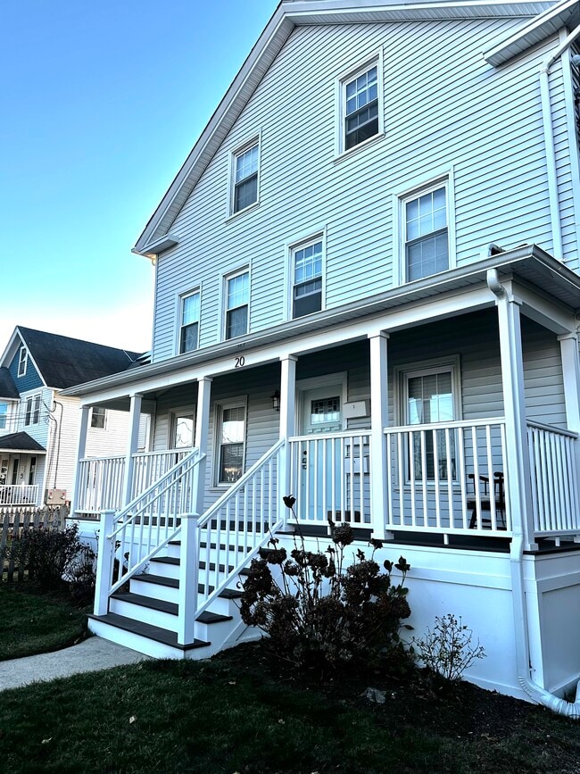 20 Jackson Ave, Unit 1 in Mystic, CT - Building Photo - Building Photo