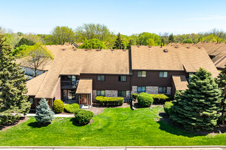 Ridgewood Village in Greenfield, WI - Foto de edificio - Building Photo