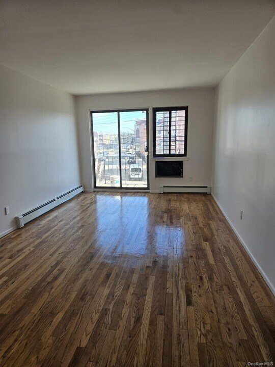 105-21 53rd Ave in Queens, NY - Building Photo