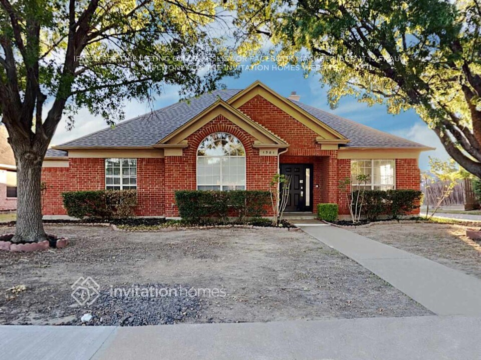 1301 Woodthorpe Dr in Mesquite, TX - Building Photo