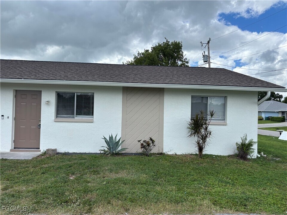 1320 Academy Blvd in Cape Coral, FL - Foto de edificio