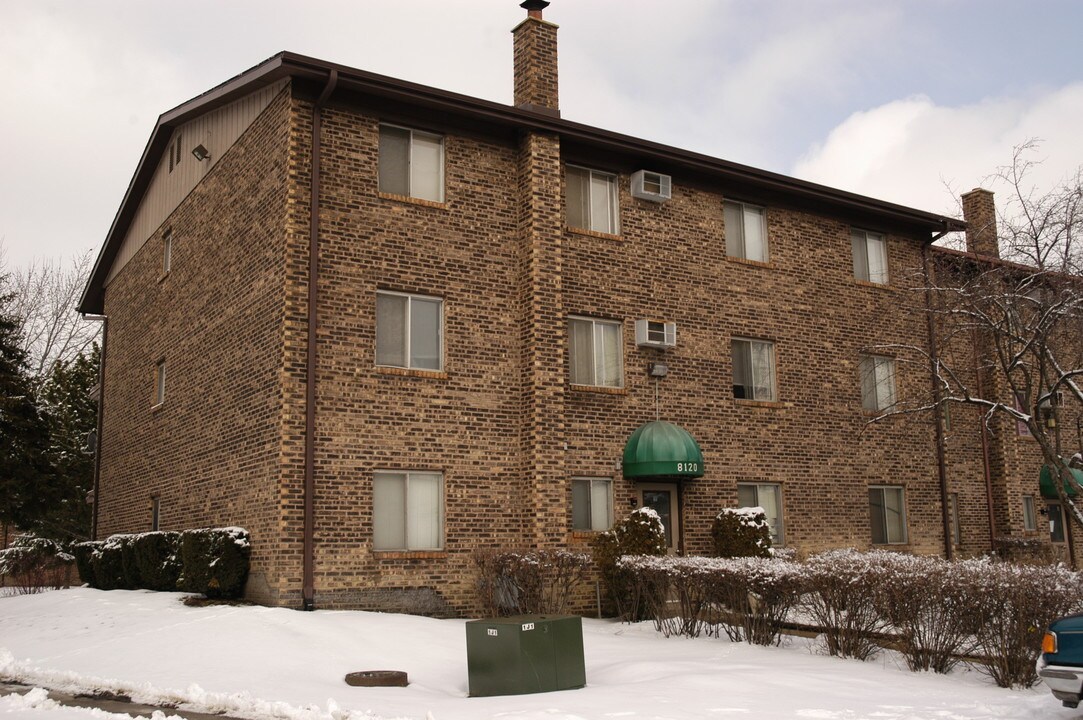 Woodbury Apartments in Woodridge, IL - Building Photo