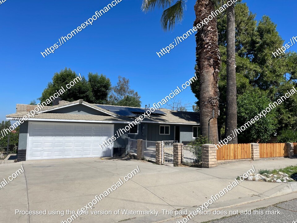 12284 3rd St in Yucaipa, CA - Building Photo