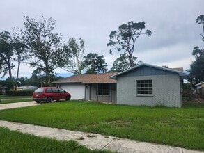 7723 W Pocahontas Ave in Tampa, FL - Foto de edificio - Building Photo