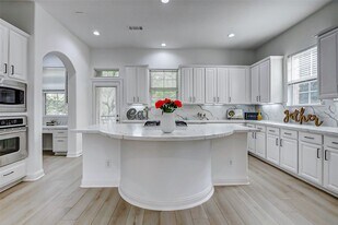 5 Versante Ct in Houston, TX - Building Photo