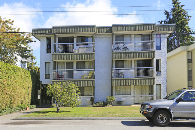 1340 Fir St in White Rock, BC - Building Photo - Building Photo