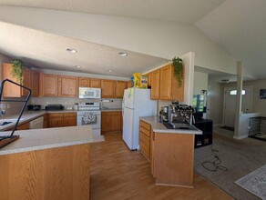 680 N 8th St in Aumsville, OR - Building Photo - Building Photo