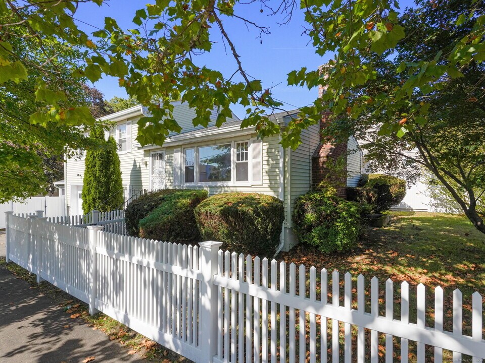 3 Hirsch Rd in Stamford, CT - Building Photo