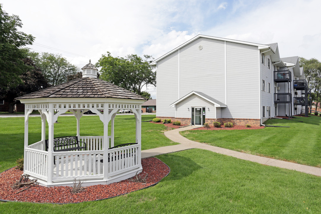 Country Court Apartments in Waukee, IA - Building Photo