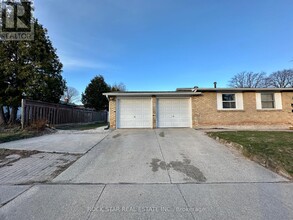 631 MACLAREN Dr in Burlington, ON - Building Photo - Building Photo